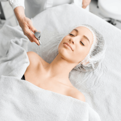 woman-during-the-hydration-skin-procedure (1)
